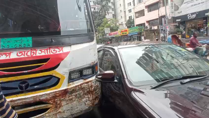 মিরপুর ১২ পল্লবী মেট্রোরেল স্টেশনের সামনে সড়ক দুর্ঘটনা।