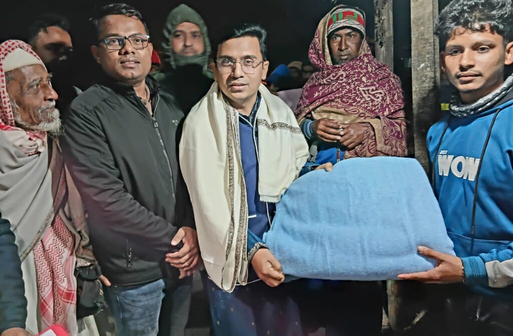 গৌরনদীতে মধ্যরাতে ছিন্নমূল মানুষের মাঝে কম্বল বিতরণ করলেন ইউএনও ও এসিল্যান্ড